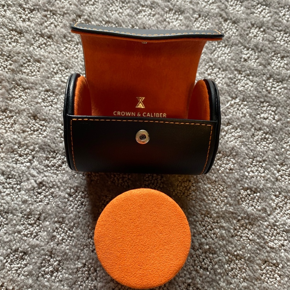 Single travel watch roll